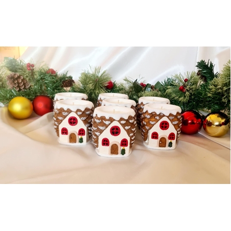 Коледна свещ „Зимна Къщичка“ - ръчно изработена, ароматна, уютна