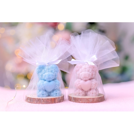 Мече с нежно сърчице върху дървена подложка – подарък за гости