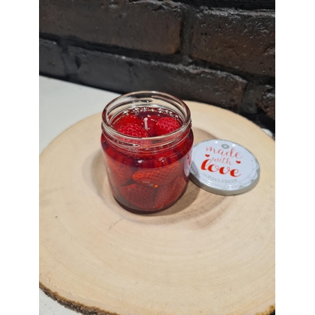 „Ягодово сладко“ – ароматна десертна свещ в малък буркан