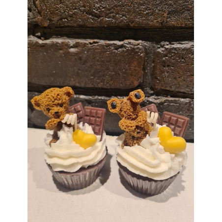 Мече с шоколадово сърце – къпкейк свещ