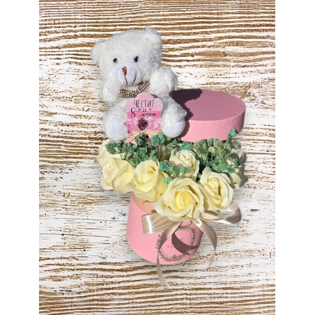 Малка кутия с бели рози и мече