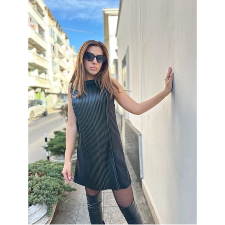 Мини рокля с плисиран акцент отпред – Черна