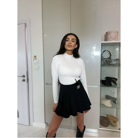 Бяла блуза с релефна текстура и висока яка