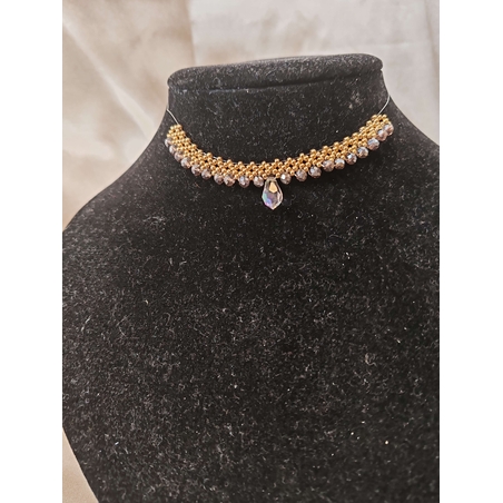 Нежно колие от мъниста и кристали