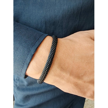 Мъжки гривни от мъниста в различни цветове