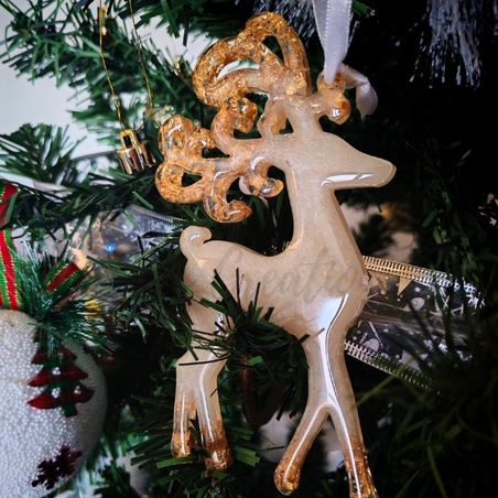 Коледен елен от епоксидна смола – ръчно изработена празнична декорация