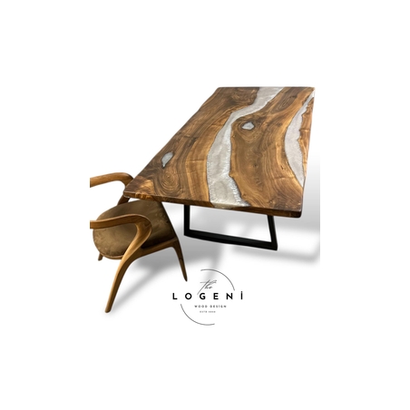 Ръчно изработена дизайнерска маса от масивно дърво и епоксидна смола