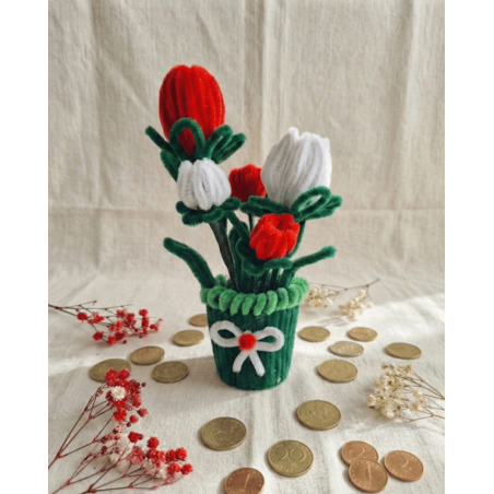 Цветя бяло и червено аранжирани в кашпа