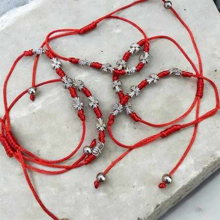 Православна гривна с кръстове – червен конец и сребристи елементи