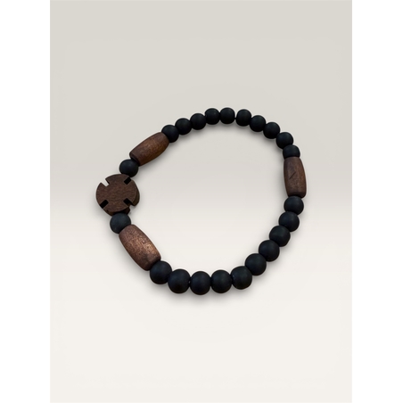 Гривна с дървен кръст и черни мъниста – ръчна изработка