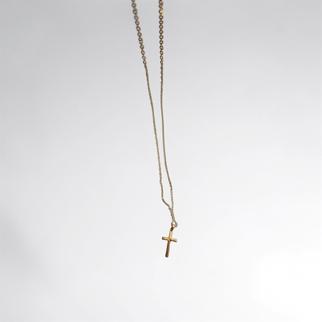 Минималистично колие с кръст – златисто