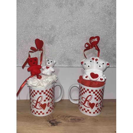 Чаша с мече и малки рози