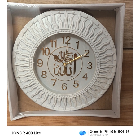 Стенен часовник с ислямски мотиви в бял и златист цвят.