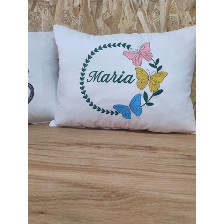 PERNUTE DECORATIVE BRODATE personalizata cu numele copilului - CADOURI CU SUFLET