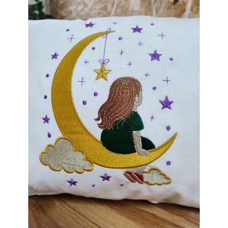 Pernă decorativă pentru copii – Fetiță pe semilună, broderie | AYA Home