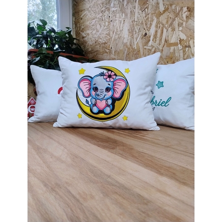 Pernă decorativă pentru copii cu elefănțel pe semilună – Broderie | AYA Home