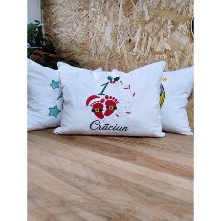 Pernă decorativă personalizată pentru primul Crăciun al bebelușului 30×40 cm, broderie cu tălpițe de Moș Crăciun | AYA Home