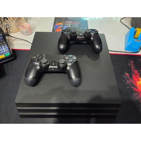 Playstation 4 Pro/2 Dzojstika/3 igrice/Svi Kablovi