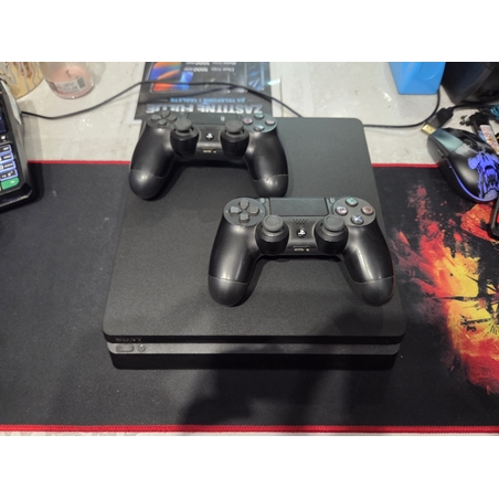 Odlična, Ispravna Playstation 4 Slim Konzola. Konzola nije čipovana, mogu se igrati samo originalne igrice sa DVD Diskova. Konzola je očišćena od prašine i zamenjena je termalna pasta i potpuno je spremna za novog kotisnika. Uz konzolu idu Dva Bežična Dzo