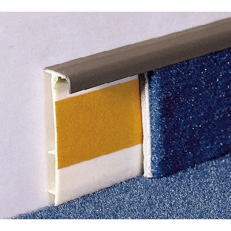 Установка плинтуса под ковролин