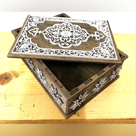 УНИКАЛНА ДЪРВЕНА КУТИЯ ЗА БИЖУТА