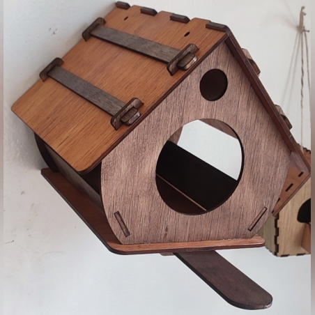 ДЪРВЕНА КЪЩА ЗА ПТИЦИ