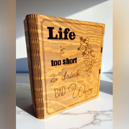 ДЪРВЕНА КУТИЯ ЗА ВИНО И 2бр.ЧАШИ-РЪЧНО ИЗРАБОТЕНА