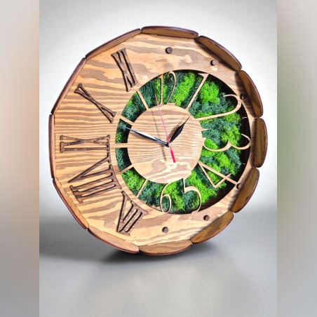 Nature Time – Classic“ Дървен стенен часовник със скандинавски мъх и римски цифри