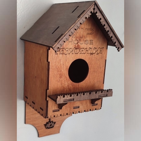 ДЪРВЕНА КЪЩА ЗА ПТИЦИ