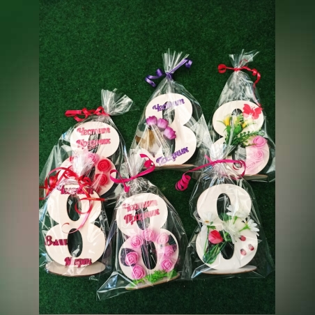 Дървена осмица с декорация