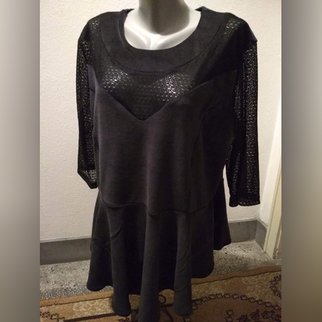 Удобна, практична и елегантна макси туника от плюш и дантела в черно със сив нюанс