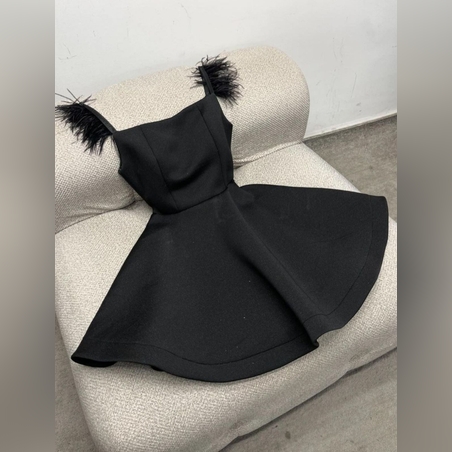 Дамска къса рокля  с пера в черно