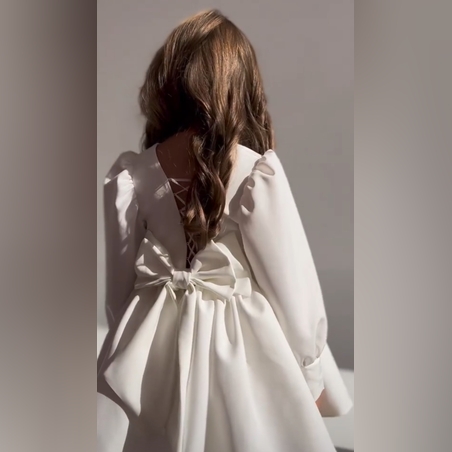 Къса детска рокля в бяло от коприна