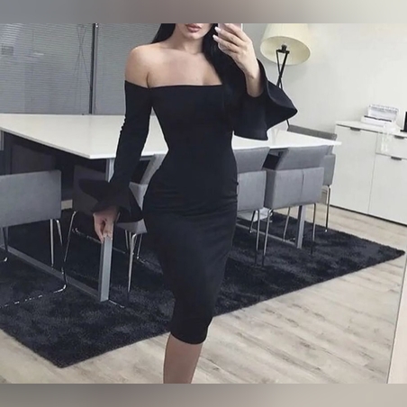 Дамска рокля  миди дължина в черно с  ръкав тип камбана