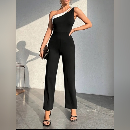 Дамски гащеризон в черно с декорация в бяло с едно рамо