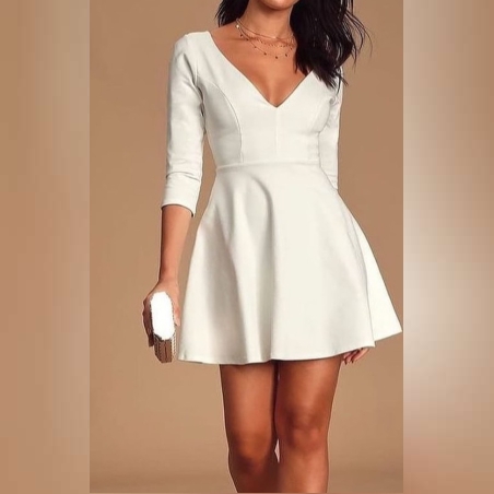 Дамска къса рокля с V-образно деколте бяло