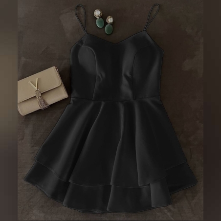 Дамска къса рокля в черно с тънки презрамки