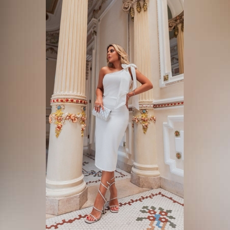 Дамска  рокля в бяло с цепка и пандела на рамото