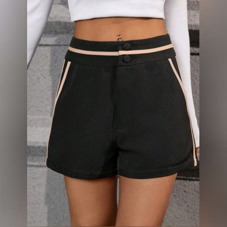 Дамски къси панталони в черно с бежава лента на колана