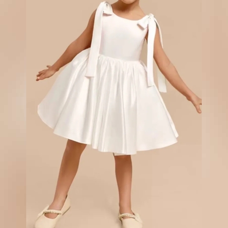 Детска къса рокля в бяло със панделки