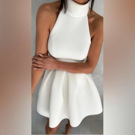 Дамска къса рокля в бяло с гол гръб