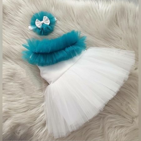 Детска рокля в бяло  с едно рамо и акцент