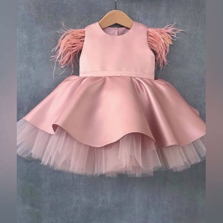 Детска къса рокля в пудра с пера