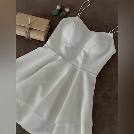 Дамска къса рокля в бяло тип бюстие с презрамки