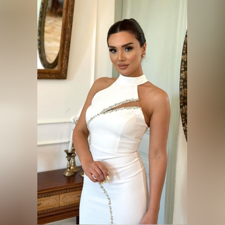 Дамска дълга рокля в бяло със сребриста лента