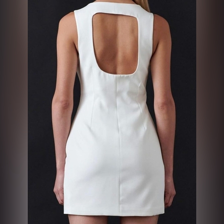 Дамска къса рокля в бяло с дупка на гърба