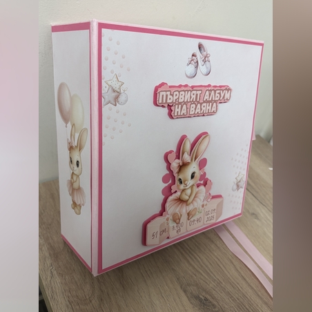 Корица на бебешки албум със зайче и кубчета с данни за раждане