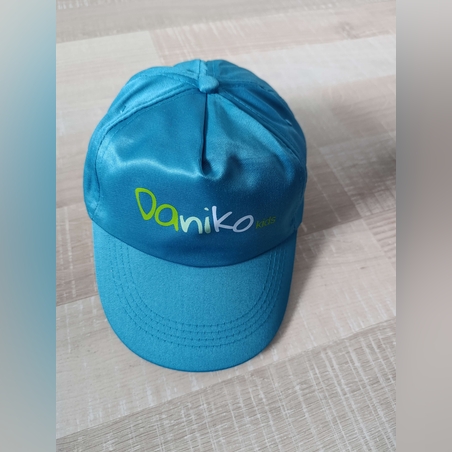 Шапка с козирка в светло синьо