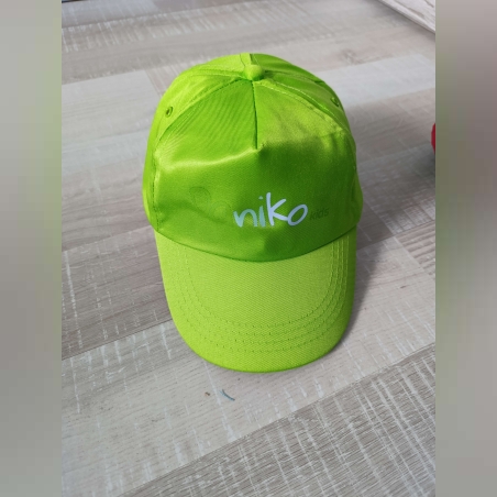 Шапка с козирка в зелено