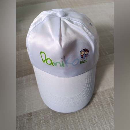 Шапка с козирка в бяло